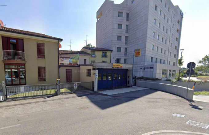 Nota un furgone aperto e ruba il telefono all’interno, ma due testimoni sventano la sua fuga