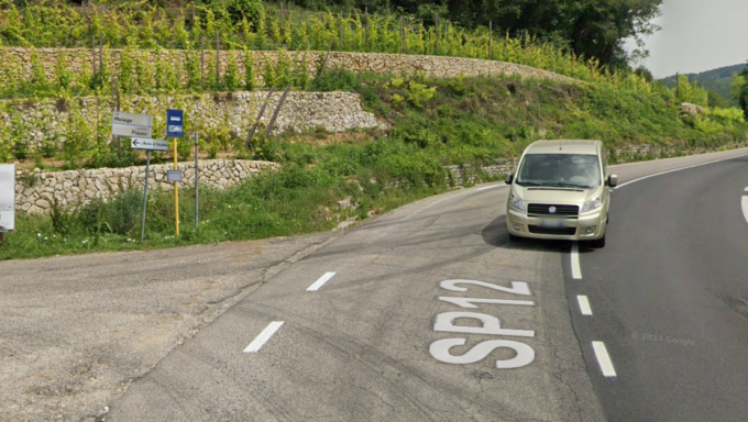Auto esce di strada lungo la Sp12 e si ribalta in una scarpata, trentenne ferita