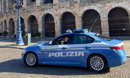 Minacciano un giovane con un coltello, poi gli tirano un pugno e gli rubano la bici in piazza Bra