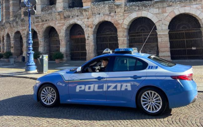 Minacciano un giovane con un coltello, poi gli tirano un pugno e gli rubano la bici in piazza Bra
