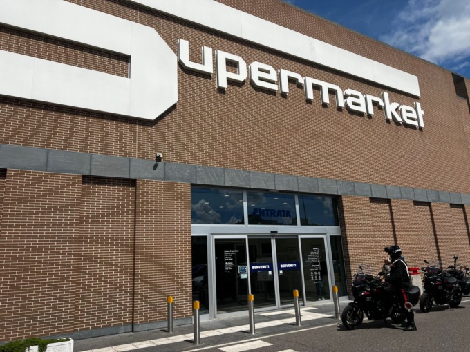 Fa razzia di alimenti all’Esselunga di corso Milano, fermato dalla sorveglianza coi Carabinieri