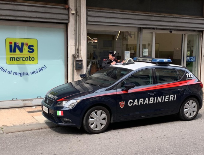 Tenta una rapina al supermercato iN’s, minaccia i commessi con un coltello