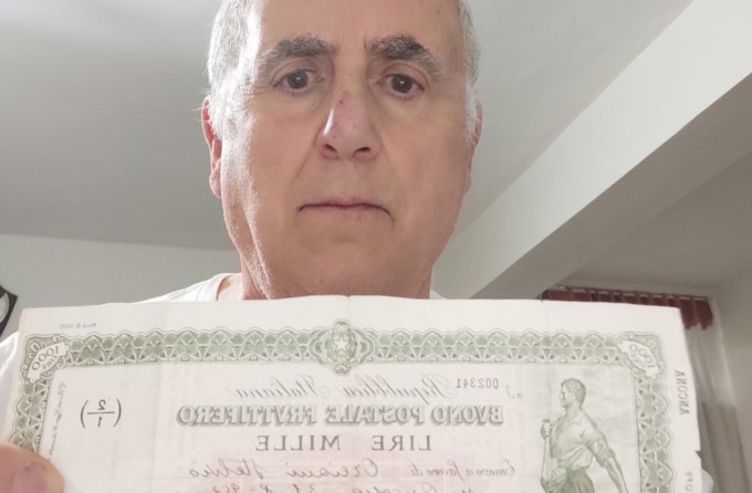In una vecchia enciclopedia ritrova un buono postale di 1.000 lire, ora vale… 41mila euro