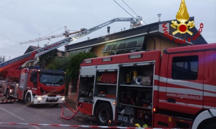 Fiamme dalla canna fumaria, a fuoco il tetto di una villetta a Villafranca di Verona