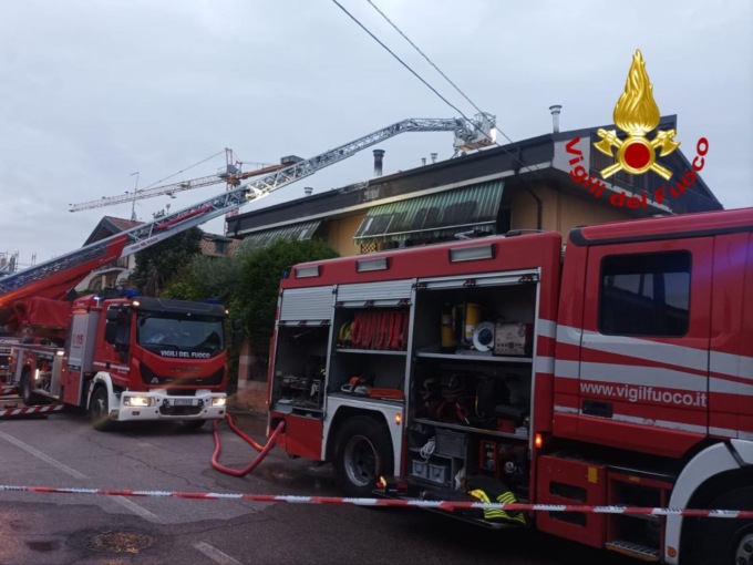 Fiamme dalla canna fumaria, a fuoco il tetto di una villetta a Villafranca di Verona