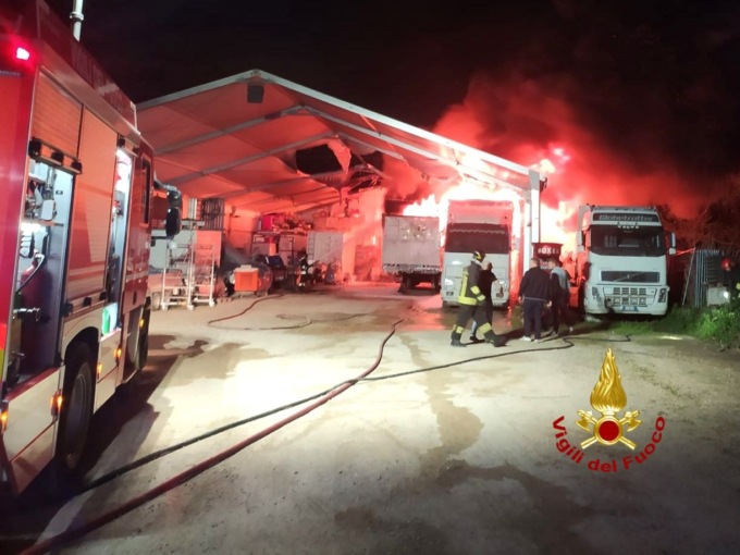 Incendio nella notte a Zevio: a fuoco il deposito dei mezzi del Luna Park