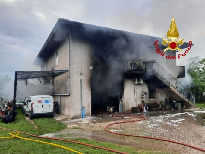 Abitazione in fiamme a Illasi, incendio divampato all’alba