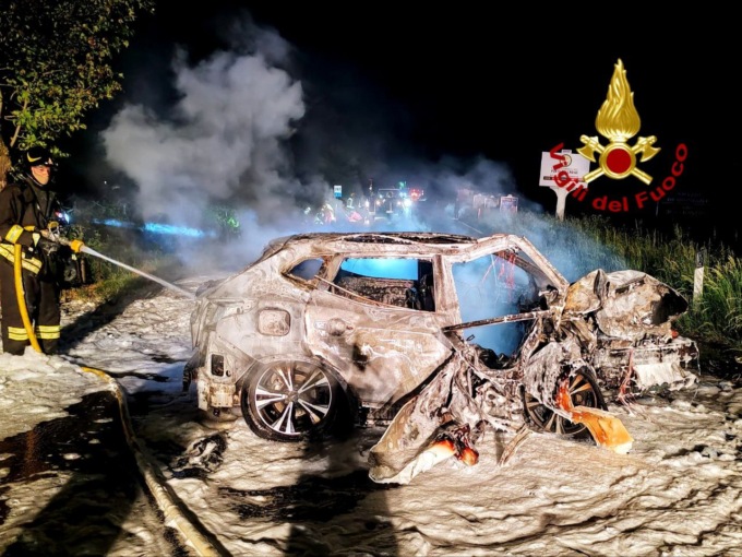 Auto si schianta contro un platano lungo la SR 11 e prende fuoco, morta una 51enne