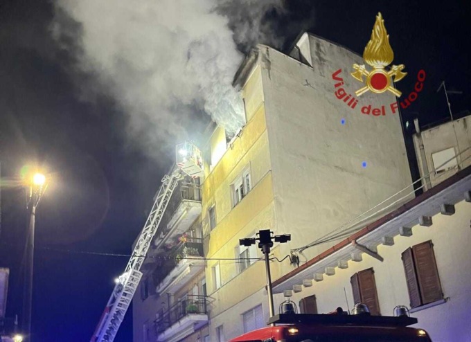 A fuoco nella notte una palazzina di Legnago, tanta paura ma c’è solo un ferito lieve