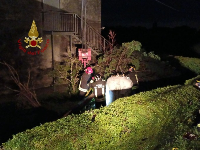 Albero si abbatte su un serbatoio di GPL, scongiurata un’esplosione