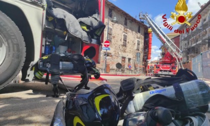 Incendio in un'abitazione di Bussolengo, il sottotetto in legno avvolto dalle fiamme