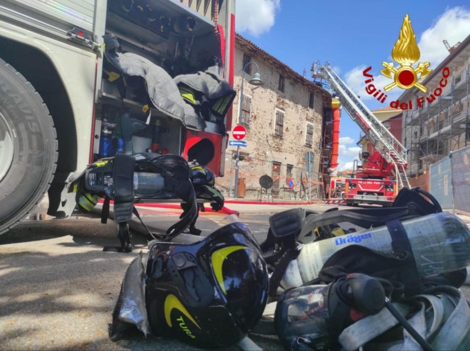 Incendio in un’abitazione di Bussolengo, il sottotetto in legno avvolto dalle fiamme