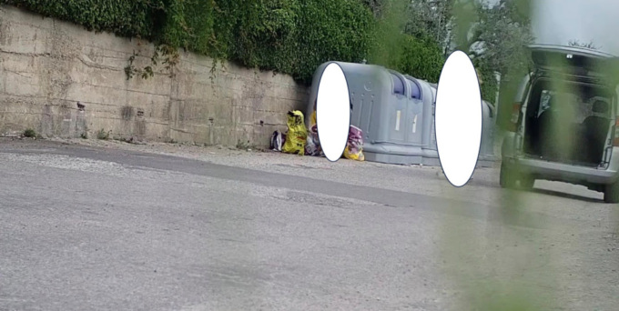 Abbandonano i rifiuti ai lati dei cassonetti, ma vengono visti dalle telecamere: si beccano multe da 600 euro