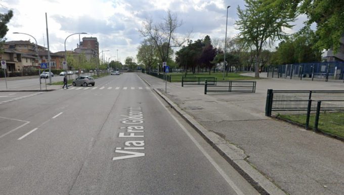 Ruba vestiti da una tenda da campeggio, ma una passante lo vede e avverte i Carabinieri