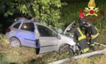 Auto esce di strada e finisce in un fossato, due ferite