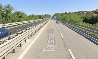 Camion si ribalta sulla Statale 12 dopo lo scontro con un'auto, un morto