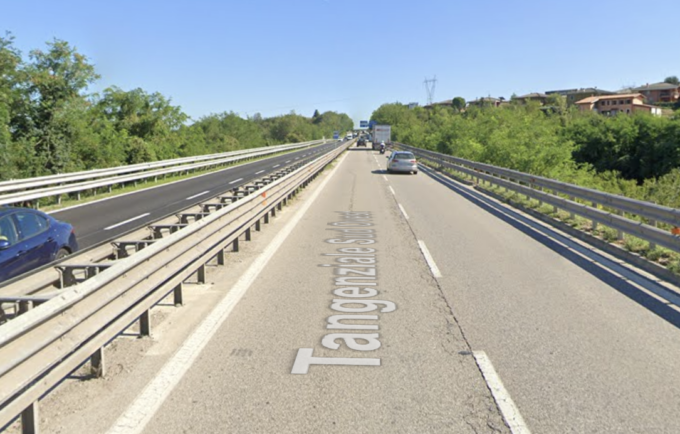 Camion si ribalta sulla Statale 12 dopo lo scontro con un’auto, un morto