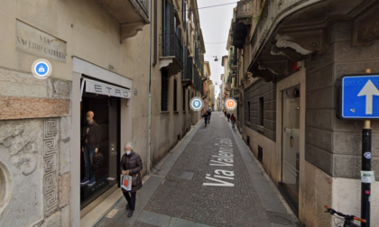 Camion blocca il traffico nel centro di Verona, i vigili multano l'autista e lui li aggredisce