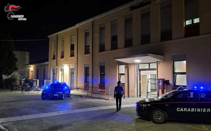 Rapina un 67enne in stazione e poi minaccia la cassiera di un supermercato con un coltello