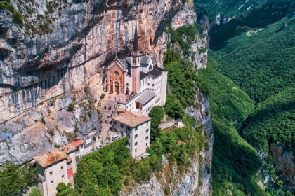 L’affascinante santuario sospeso costruito e affacciato su uno strapiombo in provincia di Verona