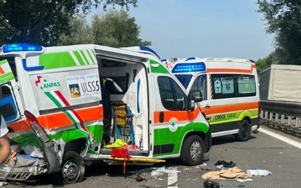 Auto tampona un’ambulanza lungo la SS Transpolesana: quattro feriti, due in codice rosso
