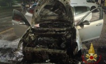 Incendio in piazza Madonna di Campagna, auto distrutta dalle fiamme