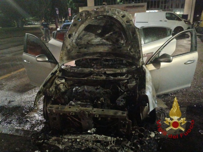 Incendio in piazza Madonna di Campagna, auto distrutta dalle fiamme