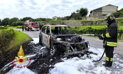 Incendio lungo la SP31 a Cavaion Veronese: auto distrutta dalle fiamme