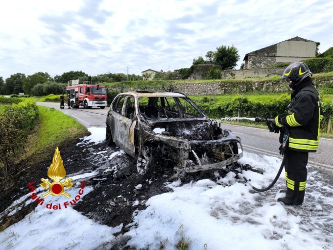 Incendio lungo la SP31 a Cavaion Veronese: auto distrutta dalle fiamme