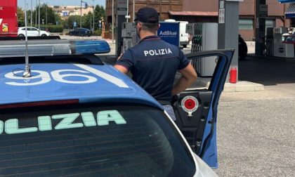 Si rifiutano di pagare il tassista, poi si scagliano contro gli agenti intervenuti per calmarle