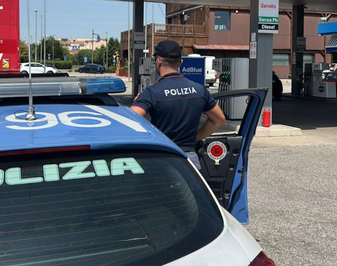 Si rifiutano di pagare il tassista, poi si scagliano contro gli agenti intervenuti per calmarle