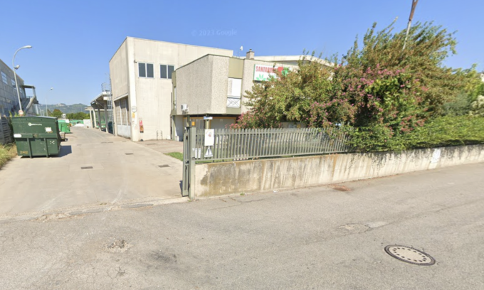 Incendio in un’azienda di stoccaggio rifiuti a Soave, il sindaco: “Chiudere le finestre”