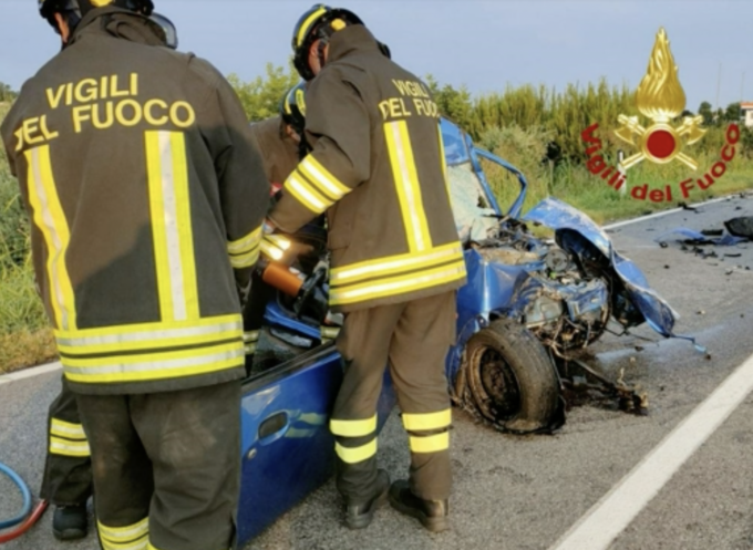 Auto contro camion di nettezza urbana lungo la SS12 a Pescantina, due morti