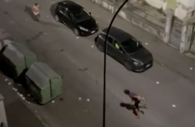 Lanci di bottiglie e urla nel quartiere Borgo Roma, ancora una rissa nel cuore della notte