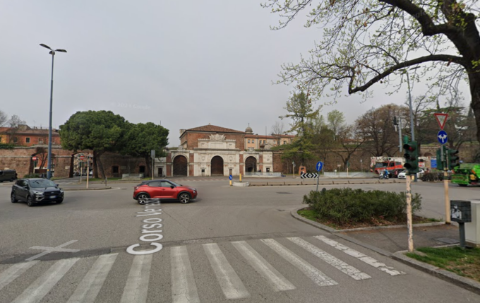 Scontro tra un’auto e una moto a Verona, un ferito grave
