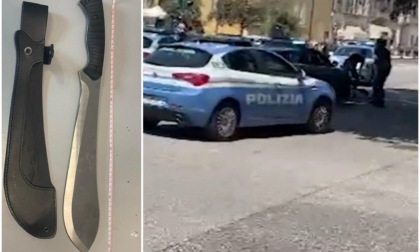 Gira in centro con un machete di 51 cm, arrestato e poi investito da un'auto della polizia