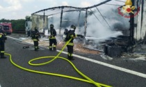 Paura sull'A22 del Brennero, tir distrutto dalle fiamme