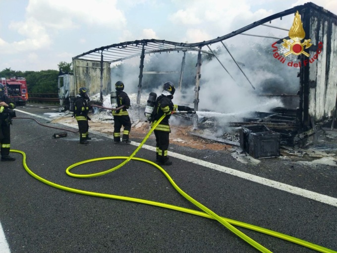 Paura sull’A22 del Brennero, tir distrutto dalle fiamme