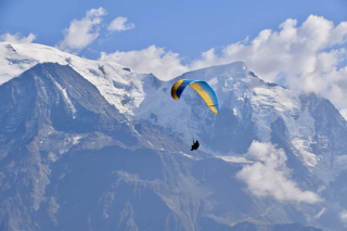 Il 29enne Jonathan Isaksson cade con il parapendio e muore: tragedia a Malcesine