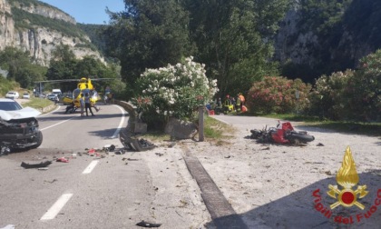 Violento impatto tra un'auto e una moto, centauro in ospedale con l'elisoccorso