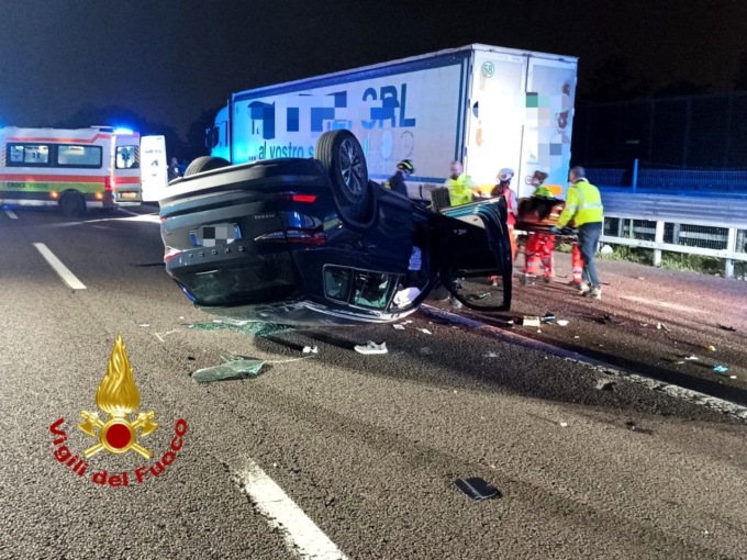 Auto si scontrano nella notte sull’A4 tra Verona Est e Sud, un morto e due feriti