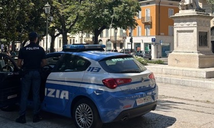 Scippato dopo aver finito il turno a lavoro, due ventenni gli strappano dal collo la catenina d'oro