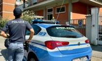 "Ho bisogno di parlarti per chiarire", ma poi cosparge di benzina l'ex e tenta di darle fuoco: arrestato 51enne