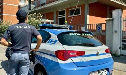 "Ho bisogno di parlarti per chiarire", ma poi cosparge di benzina l'ex e tenta di darle fuoco: arrestato 51enne