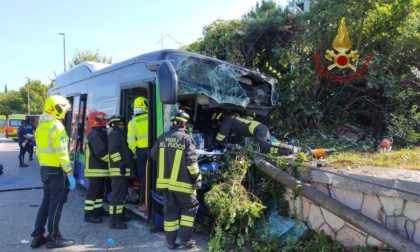 Autobus fuori strada a Parona: l'autista si è svegliato, al vaglio le videocamere del mezzo