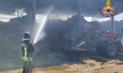 Incendio in un deposito di fieno a Veronella, a fuoco 7mila quintali di paglia