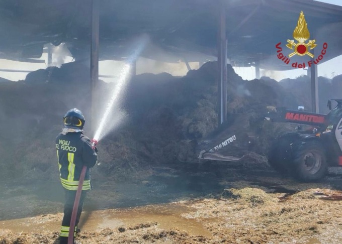 Incendio in un deposito di fieno a Veronella, a fuoco 7mila quintali di paglia