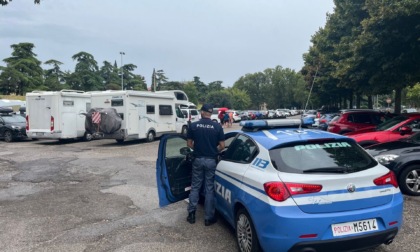 Rovista all'interno di un'auto per rubare un portafoglio, poi aggredisce il proprietario