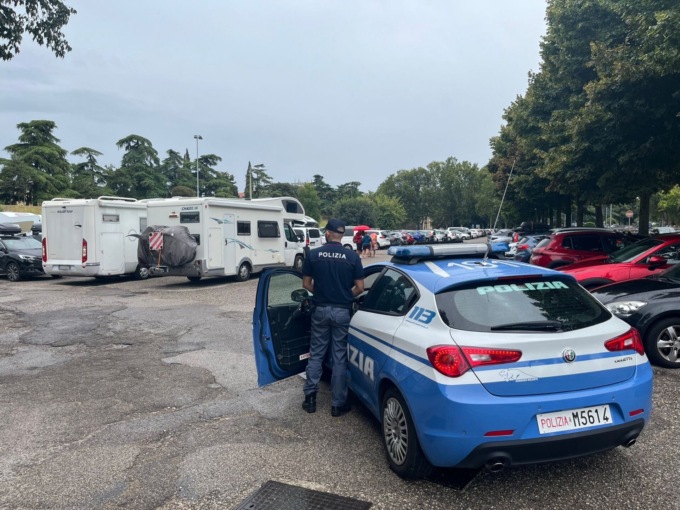 Rovista all’interno di un’auto per rubare un portafoglio, poi aggredisce il proprietario