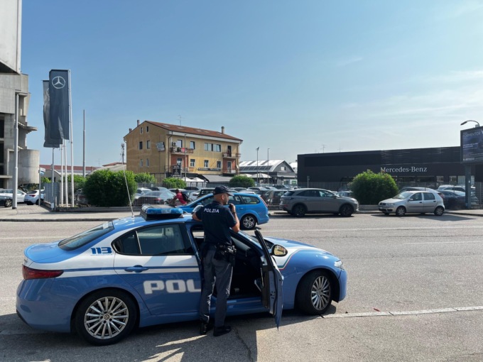 Tentano di rubare una vespa durante la sagra di San Massimo, bloccati da un agente fuori servizio